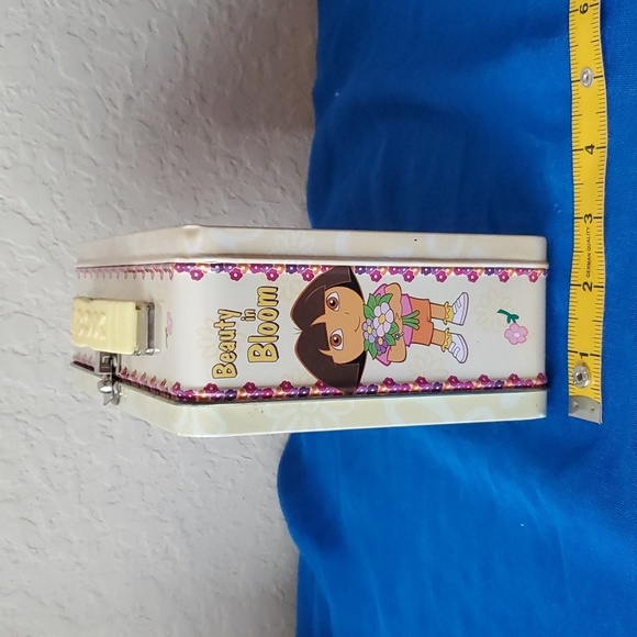 2005 Dora the Explorer tin box metal lunch box Beauty in Bloom - Picture 5 of 8